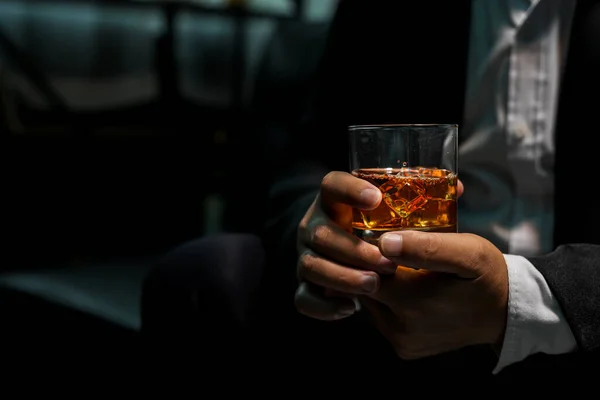 ウイスキーのグラスを持っているビジネスマンを閉じます — ストック写真