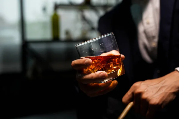 Des Hommes Affaires Proches Tenant Verre Whisky — Photo
