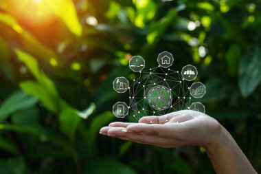 Çevre simgeleriyle el ele tutuşan teknoloji, yeşil arkaplanda Ağ bağlantısı üzerinden.