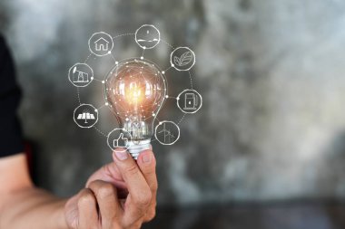 Doğadaki enerji kavramında büyüyen ampuller..