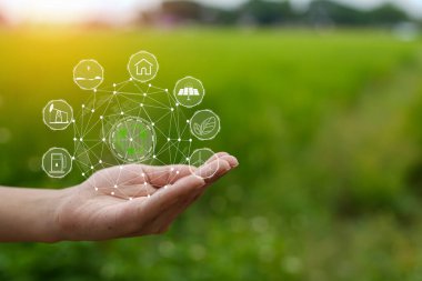 Çevre simgeleriyle el ele tutuşan teknoloji, yeşil arkaplanda Ağ bağlantısı üzerinden.