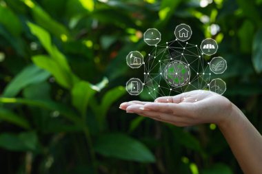 Çevre simgeleriyle el ele tutuşan teknoloji, yeşil arkaplanda Ağ bağlantısı üzerinden.