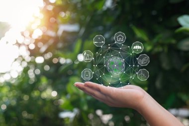 Çevre simgeleriyle el ele tutuşan teknoloji, yeşil arkaplanda Ağ bağlantısı üzerinden