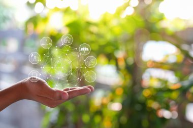 Çevre simgeleriyle el ele tutuşan teknoloji, yeşil arkaplanda Ağ bağlantısı üzerinden