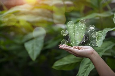 Çevre simgeleriyle el ele tutuşan teknoloji, yeşil arkaplanda Ağ bağlantısı üzerinden