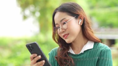  Ofis dışındayken Asyalı iş kadınının cep telefonu kullanması, mesajlaşması ve aldatması..