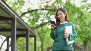  Ofis dışındayken Asyalı iş kadınının cep telefonu kullanması, mesajlaşması ve aldatması..