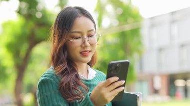  Ofis dışındayken Asyalı iş kadınının cep telefonu kullanması, mesajlaşması ve aldatması..