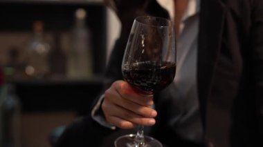 Friends are celebrating at a party, nightclubs are raising wine glasses to celebrate friendship.