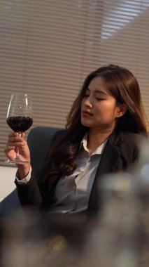  Friends are celebrating at a party, nightclubs are raising wine glasses to celebrate friendship.