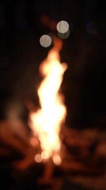  Dağdaki şenlik ateşine yakın çekim.