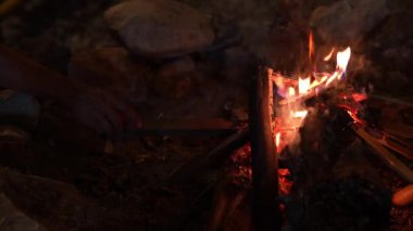  Dağdaki şenlik ateşine yakın çekim.