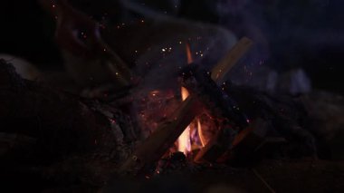  Dağdaki şenlik ateşine yakın çekim.