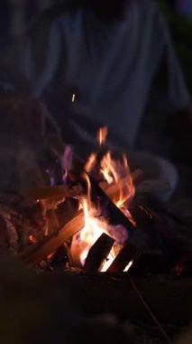  Dağdaki şenlik ateşine yakın çekim.