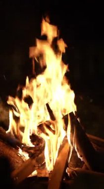  Dağdaki şenlik ateşine yakın çekim.