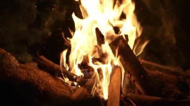  Dağdaki şenlik ateşine yakın çekim.