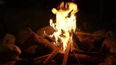  Dağdaki şenlik ateşine yakın çekim.