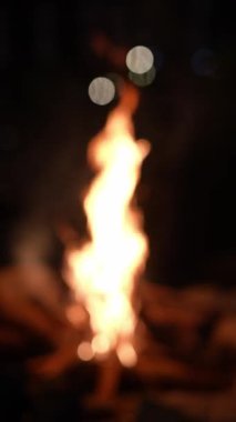  Dağdaki şenlik ateşine yakın çekim.