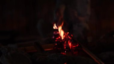 Dağdaki şenlik ateşine yakın çekim.