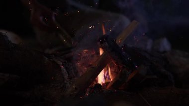 Dağdaki şenlik ateşine yakın çekim.