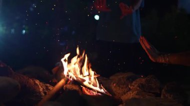 Dağdaki şenlik ateşine yakın çekim.