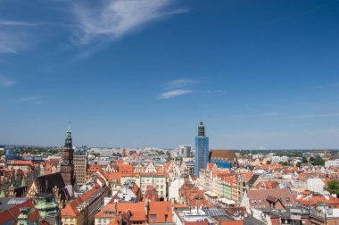 Wroclaw 'ın eski kasabası, kır evlerinin çatıları ve güneşli bir yaz gününde Pazar Meydanı..