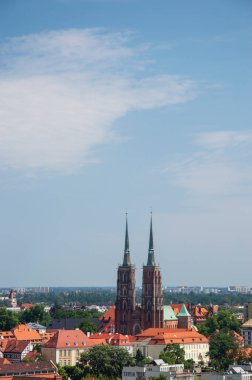 Wroclaw 'ın eski kasabası, kır evlerinin çatıları ve güneşli bir yaz gününde Pazar Meydanı..