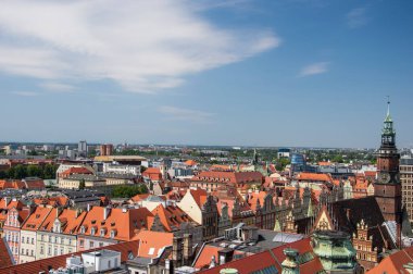Wroclaw 'ın eski kasabası, kır evlerinin çatıları ve güneşli bir yaz gününde Pazar Meydanı..