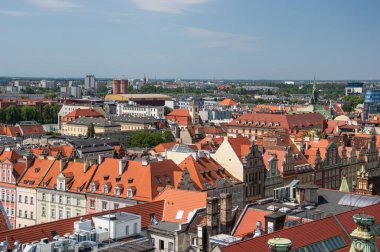 Wroclaw 'ın eski kasabası, kır evlerinin çatıları ve güneşli bir yaz gününde Pazar Meydanı..