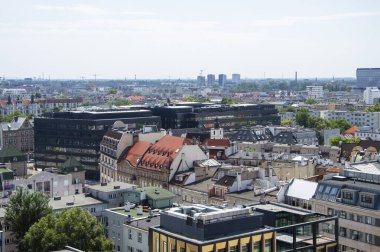 Wroclaw 'ın eski kasabası, kır evlerinin çatıları ve güneşli bir yaz gününde Pazar Meydanı..