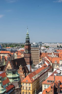 Wroclaw 'ın eski kasabası, kır evlerinin çatıları ve güneşli bir yaz gününde Pazar Meydanı..