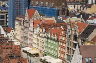 Wroclaw 'ın eski kasabası, kır evlerinin çatıları ve güneşli bir yaz gününde Pazar Meydanı..