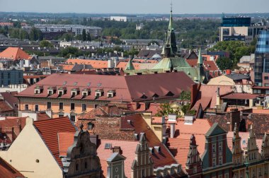 Wroclaw 'ın eski kasabası, kır evlerinin çatıları ve güneşli bir yaz gününde Pazar Meydanı..
