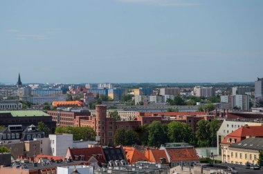 Wroclaw 'ın eski kasabası, kır evlerinin çatıları ve güneşli bir yaz gününde Pazar Meydanı..