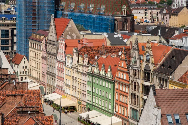Wroclaw 'ın eski kasabası, kır evlerinin çatıları ve güneşli bir yaz gününde Pazar Meydanı..