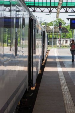 Güneşli bir günde tren istasyonu kısmen kaplıydı..
