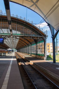 Güneşli bir günde tren istasyonu kısmen kaplıydı..