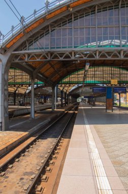 Güneşli bir günde tren istasyonu kısmen kaplıydı..