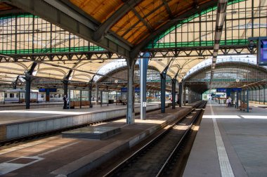Güneşli bir günde tren istasyonu kısmen kaplıydı..