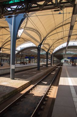 Güneşli bir günde tren istasyonu kısmen kaplıydı..