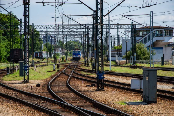 Spoorweginfrastructuur Aan Een Kant Een Zonnige Zomerdag — Stockfoto