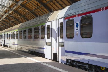 Tren kalkmadan önce platformda duran yolcular için vagonlar..