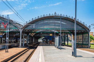 Tren kalkmadan önce platformda duran yolcular için vagonlar..