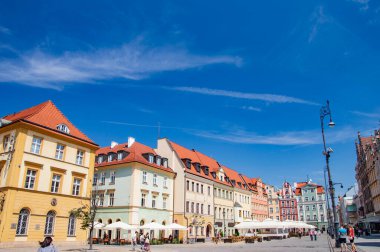 Güneşli bir günde Wroclaw 's Old Town' daki tarihi apartman evleri. 