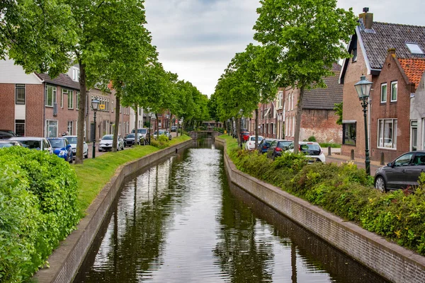 Wegen Bakstenen Huizen Aan Een Kanaal Nederland Zomer Nederland — Stockfoto