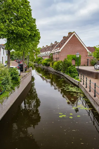 Domy Drogowe Murowane Przy Kanale Holandii Latem Niderlandy — Zdjęcie stockowe