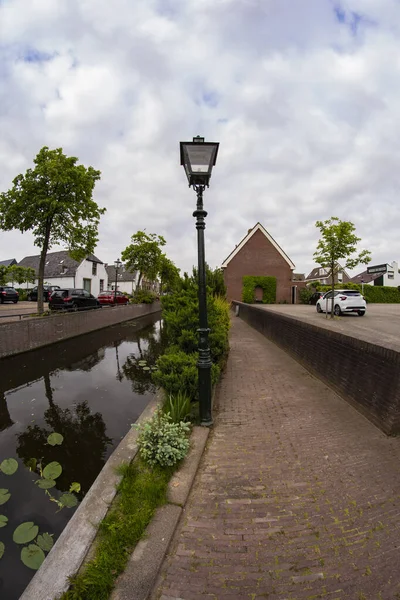 Casas Carretera Ladrillo Junto Canal Los Países Bajos Verano Países —  Fotos de Stock