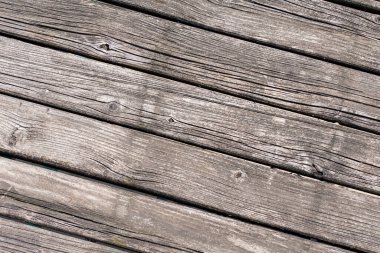 Güvertedeki eski soluk tahtalar ya da öğle güneşinde açık hava masası..