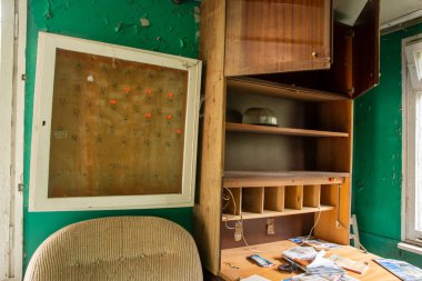 Unutulmuş, harap bir evde terk edilmiş odalar..