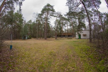 Terk edilmiş odalar ve girişi unutulmuş, bir sonbahar günü harap olmuş bir evde..